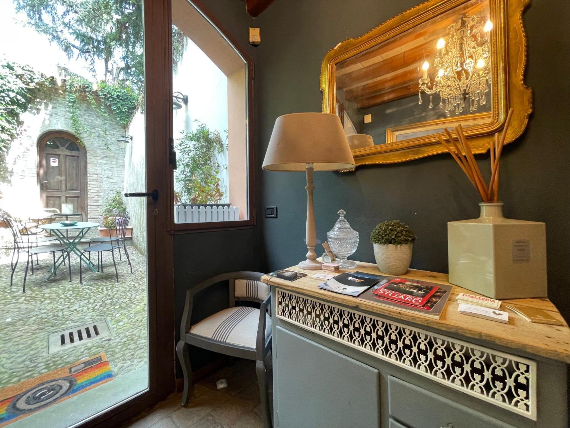 Le Camere Di Bsuites Affittacamere Parma Exterior photo